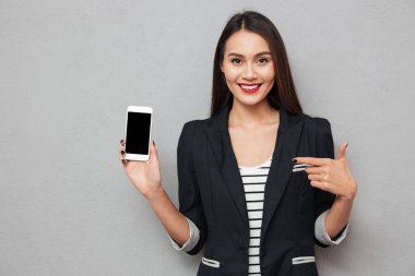 Boş smartphone ekran gösterilen Asya iş kadını gülümseyen