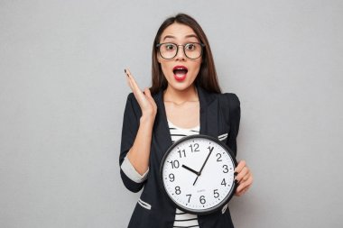 Saat tutan gözlük sürpriz Asya iş kadını
