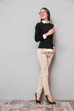 Tam boy görüntü gülen Asyalı kadın iş elbiseleri