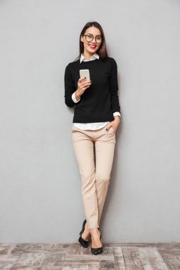 Tam boy görüntü mutlu Asyalı kadın iş elbiseleri