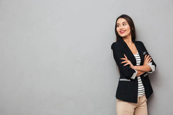 Happy asian business woman with crossed arms looking away — Stock Photo, Image