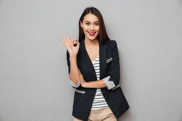 Feliz asiático negócios mulher mostrando ok sinal — Fotografia de Stock