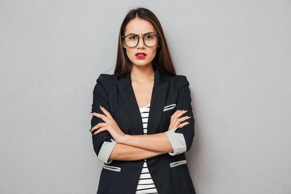 組んだ腕を持つ眼鏡の深刻なアジア ビジネス女性 — ストック写真