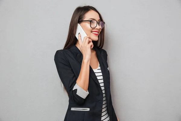 Zâmbind femeie de afaceri asiatică în ochelari vorbind prin smartphone — Fotografie, imagine de stoc