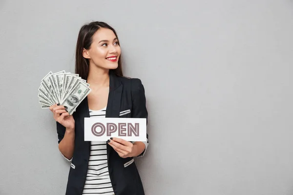 Glücklich asiatische Geschäftsfrau hält Namensschild offen und Geld — Stockfoto