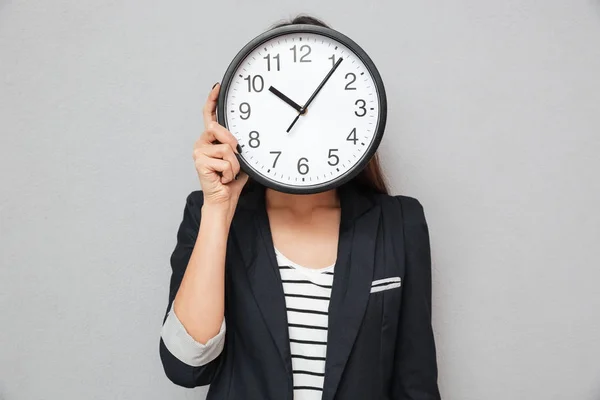 Obraz kobiety azjatycki biznes, chowając się za zegar — Zdjęcie stockowe