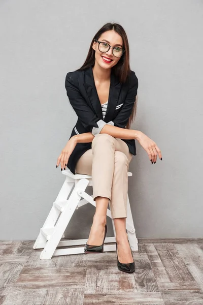 Pystysuora kuva Tyytyväinen Aasian liiketoiminnan nainen silmälasit — kuvapankkivalokuva