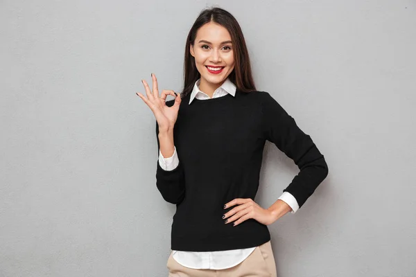 Gai asiatique femme dans entreprise vêtements avec bras sur hanche — Photo