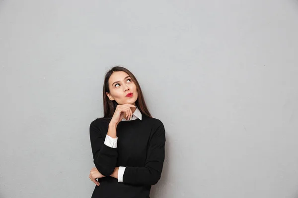 Thoughtful asian business woman in business clothes holding her chin — Stock Photo, Image