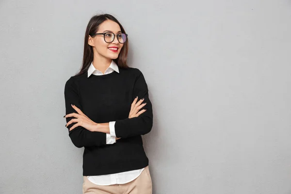 Mujer sonriente en ropa de negocios y gafas con brazos cruzados — Foto de Stock