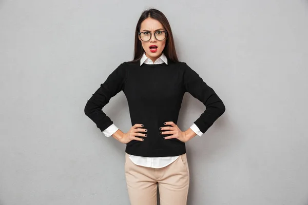 Mujer asiática disgustada en ropa de negocios y gafas graduadas —  Fotos de Stock