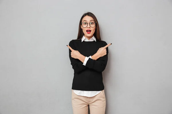 Mujer asiática sorprendida en ropa de negocios y gafas graduadas — Foto de Stock