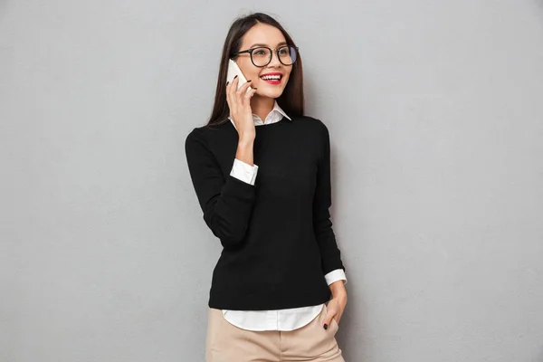 Souriant asiatique femme en vêtements d'affaires et lunettes — Photo