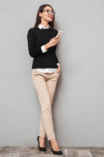 Imagem de comprimento total de mulher asiática feliz em roupas de negócios — Fotografia de Stock