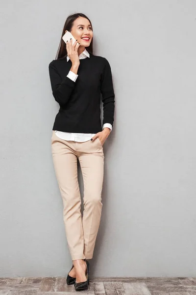 Imagem de comprimento total de Smiling mulher asiática em roupas de negócios — Fotografia de Stock