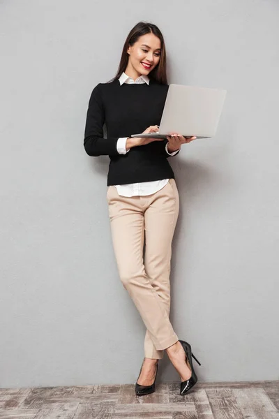 Imagen completa de Mujer asiática sonriente en ropa de negocios —  Fotos de Stock