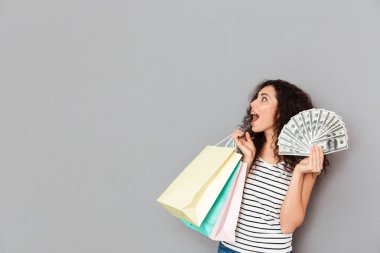 Portre ile lots-in bohça ayakta heyecan kadın Alışverişkoliğin İtirafları