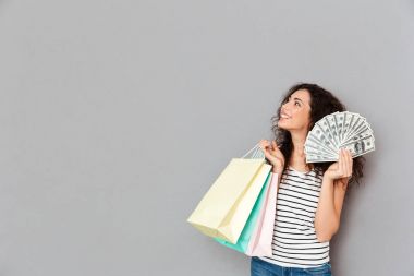 100 hayranı tutarak onun alımları sevindirici mutlu güzel kadın 