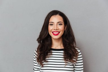 Mutlu bir kız ayakta portresi