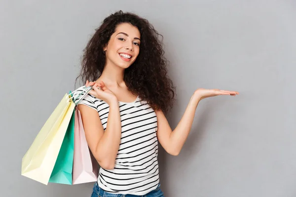 Veselá žena shopaholic být vzrušený s nákupy a — Stock fotografie