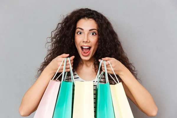 Close up retrato de excitado fêmea shopaholic fazendo compras b — Fotografia de Stock