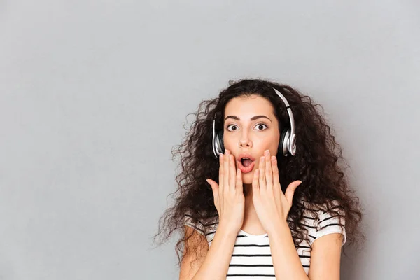 Porträt einer brünetten Frau mit gemischter Rasse, die Musik über uns hört — Stockfoto