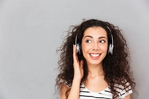 Grande immagine di riccio donna caucasica a righe t-shirt in hea — Foto Stock