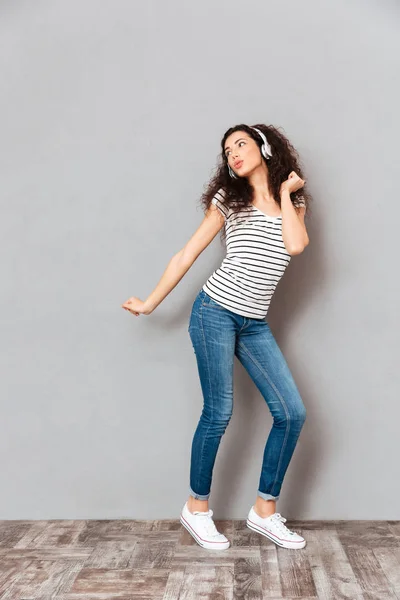 In voller Größe Ansicht der charmanten jungen Frau in gestreiftem T-Shirt und je — Stockfoto