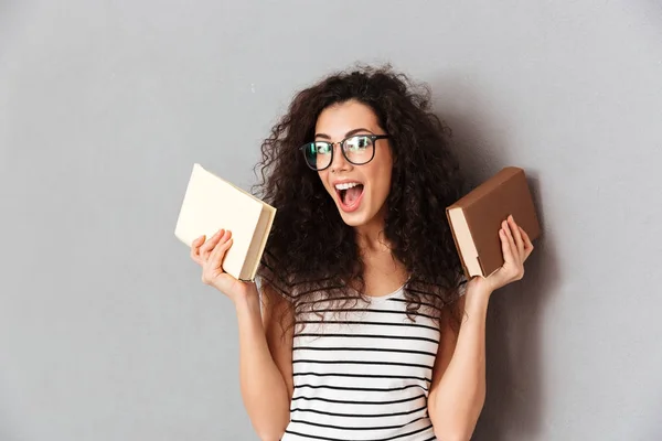 Mujer con cabello castaño rizado siendo estudiante en la universidad posando w —  Fotos de Stock