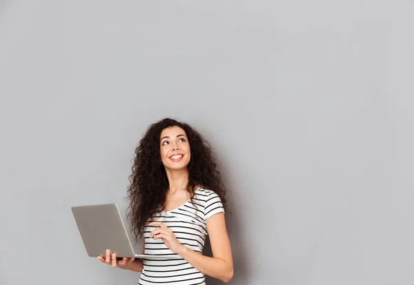 Mujer bonita sonriente en camiseta a rayas con la cara hacia arriba thinkin — Foto de Stock