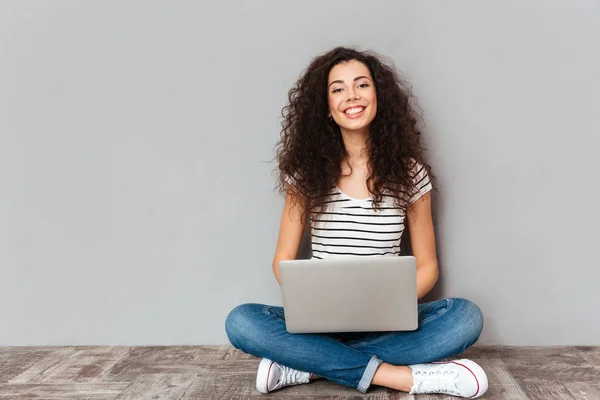 Retrato de mujer satisfecha con hermosa sonrisa disfrutando del reloj — Foto de Stock