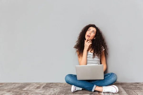 Retrato de mujer soñando con ropa casual sentada con piernas —  Fotos de Stock