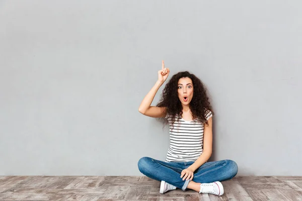 Ahnung! niedliche Frau in lässiger Kleidung sitzt mit Beinkreuz — Stockfoto