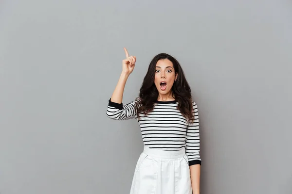 Portret van een verbaasde vrouw wijzende vinger — Stockfoto