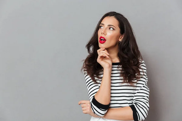 Portrait of a prety girl looking away at copy space — Stock Photo, Image