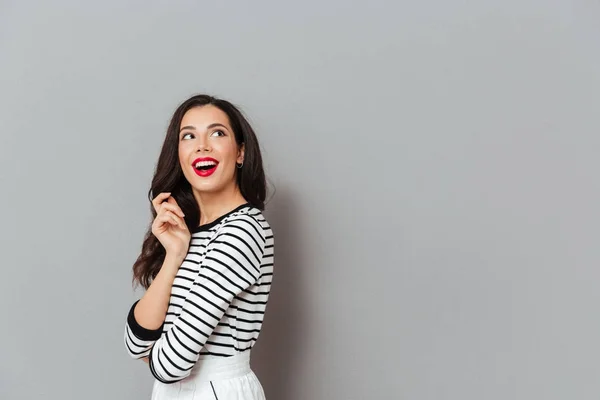 Retrato de una mujer feliz mirando hacia otro lado al espacio de copia — Foto de Stock