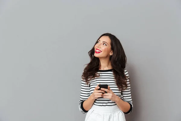 Портрет улыбающейся женщины с мобильным телефоном — стоковое фото