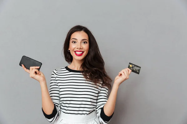 Retrato de una chica feliz sosteniendo el teléfono móvil — Foto de Stock