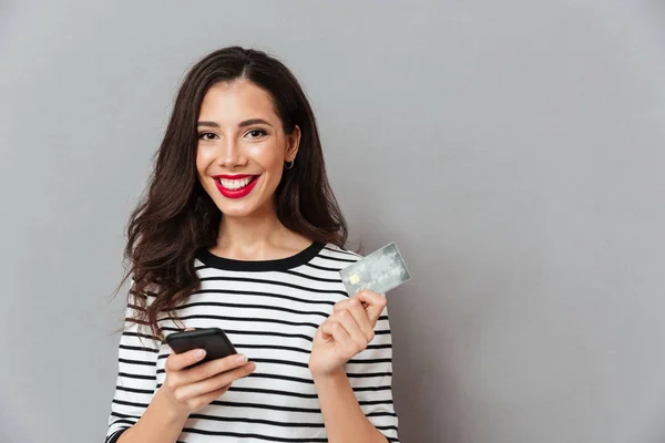 Retrato de uma menina feliz segurando telefone celular — Fotografia de Stock