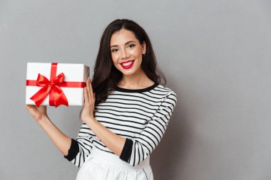 Mevcut kutusu tutan güzel bir kız portresi