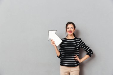 Uzağa işaret mutlu bir kadın portresi