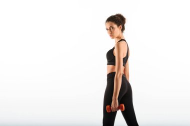 Halter tutan sakin kıvırcık esmer fitness kadın yan görünüm