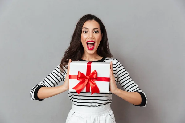 Портрет счастливой девушки с коробкой подарков — стоковое фото