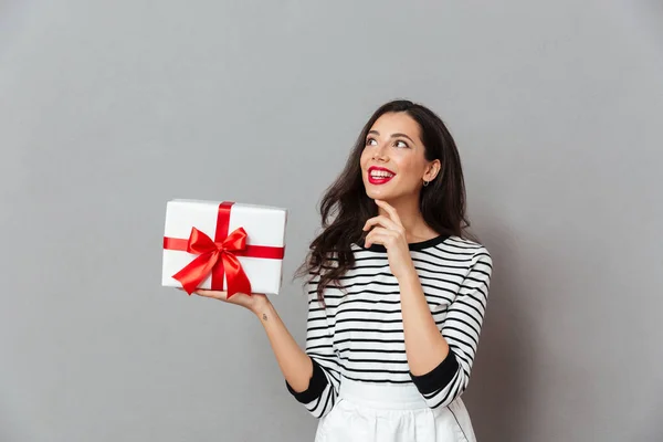 Portret van een lachende vrouw houden geschenkdoos — Stockfoto