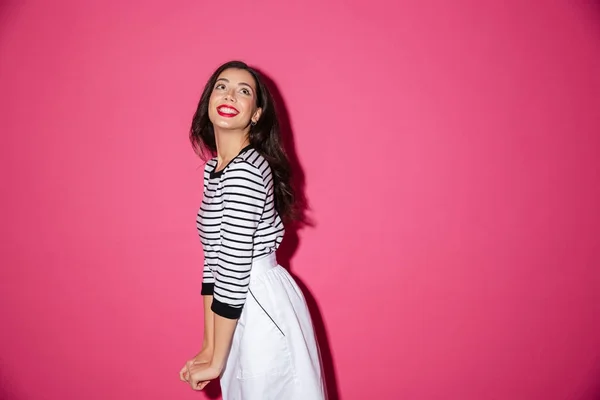 Portrait of a smiling woman posing while standing — Stock Photo, Image