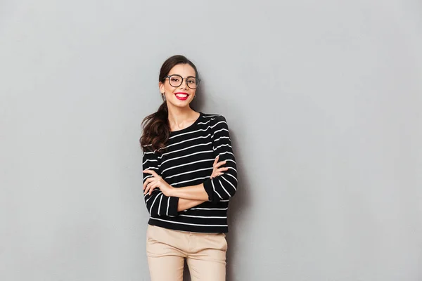 Porträt einer selbstbewussten Geschäftsfrau mit Brille — Stockfoto