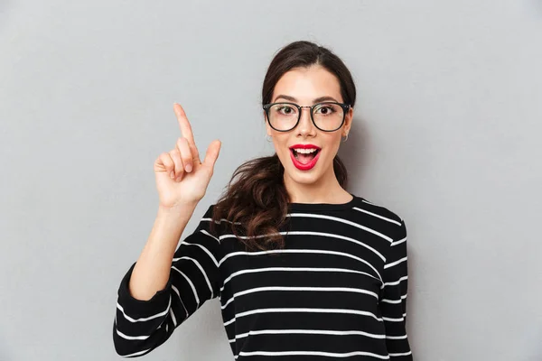 Nahaufnahme Porträt einer aufgeregten Frau mit Brille — Stockfoto