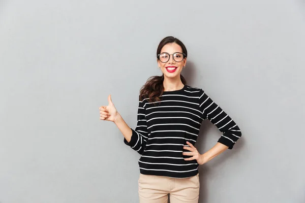 Ritratto di donna felice con gli occhiali — Foto Stock