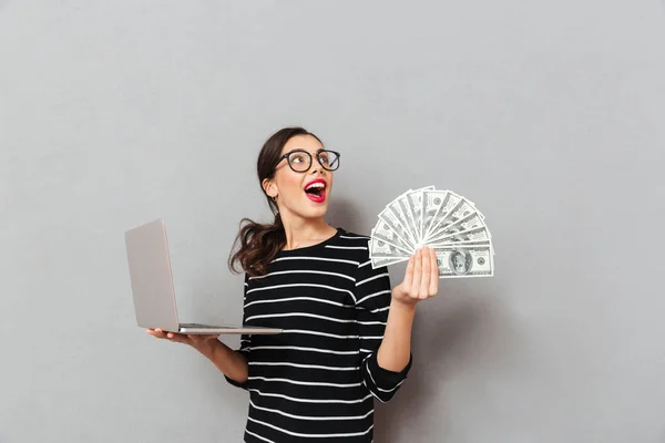 Portrait of a shocked woman in eyeglasses — Stock Photo, Image