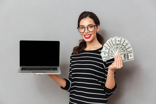 Porträt einer zufriedenen Frau mit Brille — Stockfoto